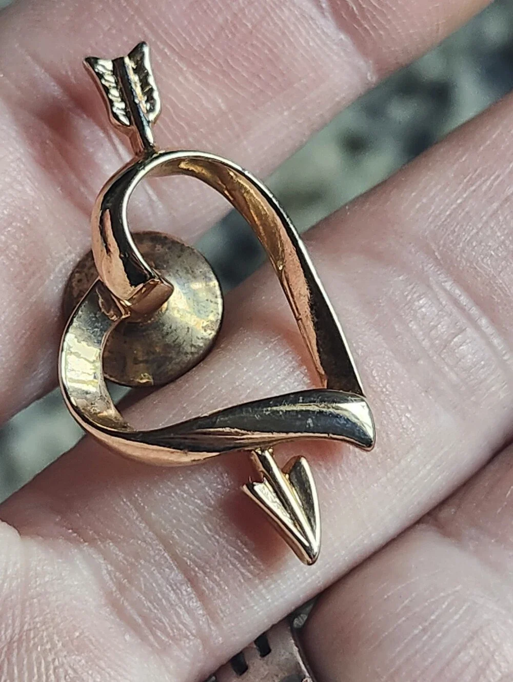 Vtg Avon Gold Tone Open Heart with Arrow Accent Pin Brooch